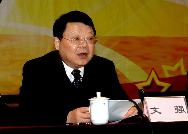 “打黑局长”文强:霸占警花,玩弄女星,被捕时家中发现2000万