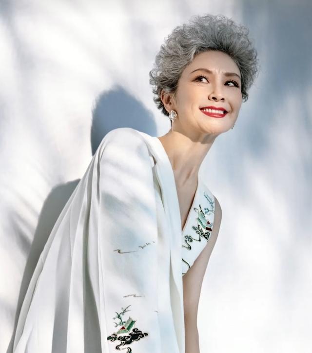 63岁的世界旗袍冠军奶奶曹美丽,真的是中国奶奶的骄傲