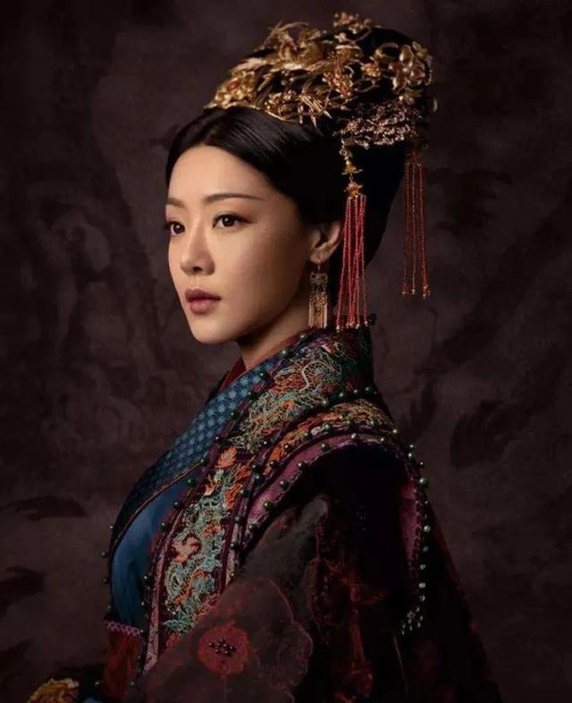 嘢!宫女小姐姐真来帮洗澡了,但会不会被母后打屁屁啊?