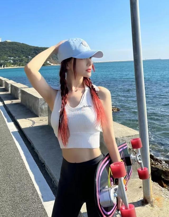 春天到!20位女明星秀好身材,水蛇腰蜜桃臀马甲线,状态集体回春