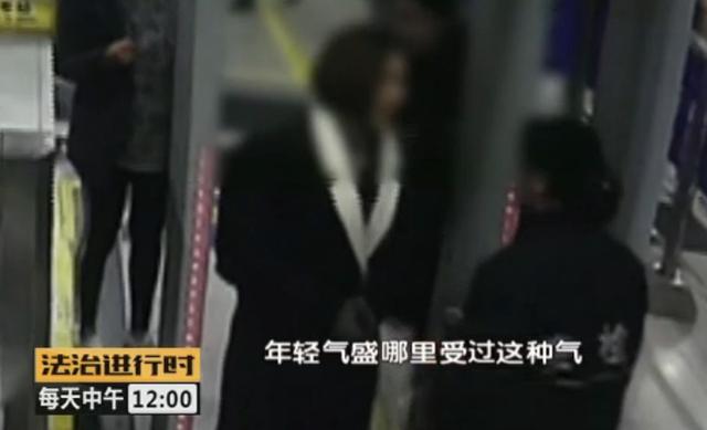 女学生持刀进地铁，还踢民警裆！