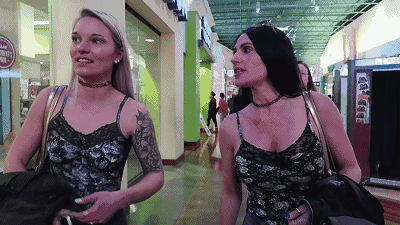 美女们一丝不挂就出门了,竟无人看出这是画的,网友:行为艺术吧