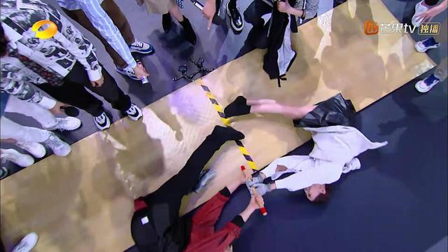 女星穿短裙在快本玩游戏，多次走光仍不换裤子，何炅只能闭上眼睛