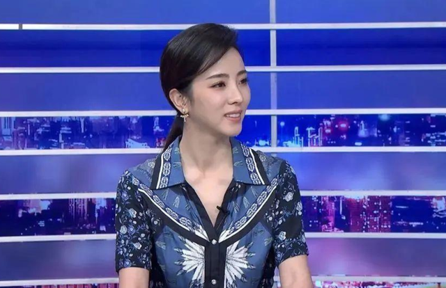 李思思：央视历届最年轻的女主持，事业巅峰嫁给初恋三年生二胎