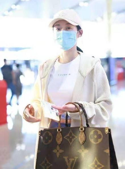 郑恺娇妻苗苗高调走机场，健美裤秀纤细小鸟腿，产后小肚腩消失