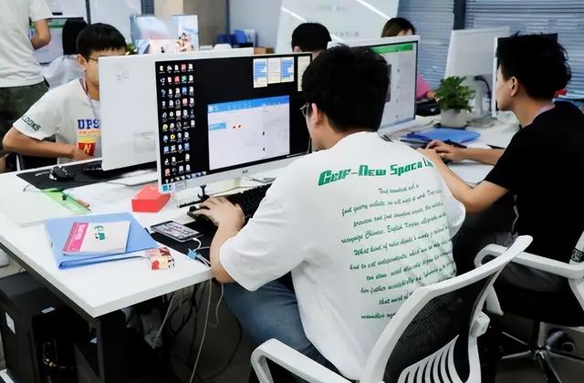 “证明你奶是亲奶”,女生奶奶病危请假探望,HR的要求却很过分