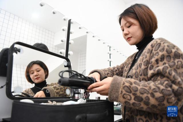 “80后”化妆师免费为农村女性化妆造型点亮自信