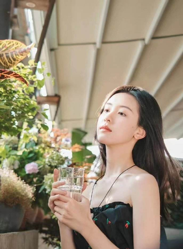 盘点进入娱乐圈的10位女网红：白鹿踏实认真，赵露思俏皮搞笑