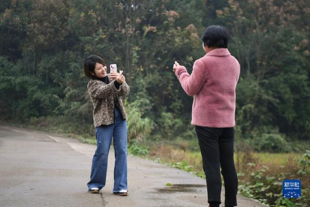 “80后”化妆师免费为农村女性化妆造型点亮自信