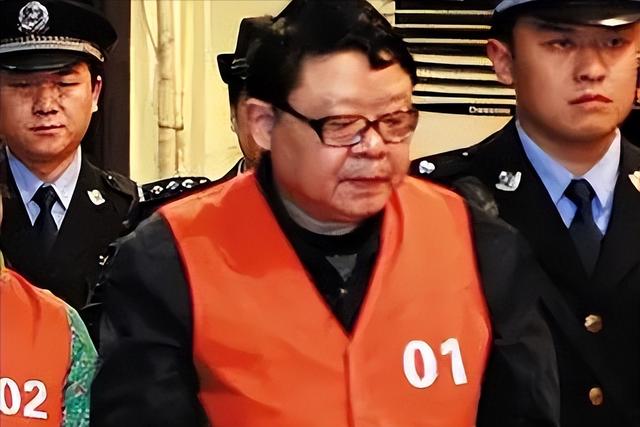 重庆打黑局长被判死刑：充当保护伞霸占警花10年，还强奸中学生
