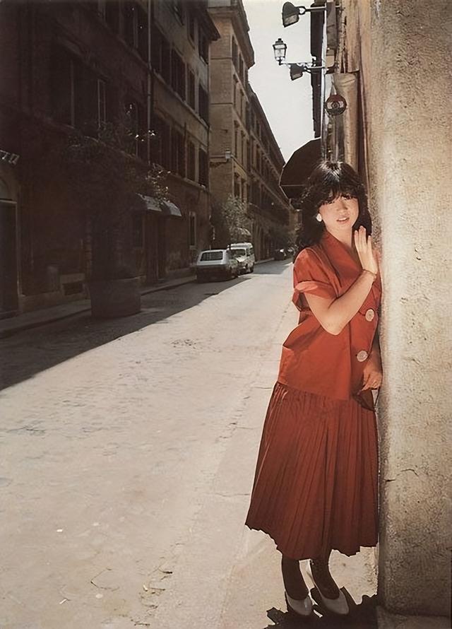 被称为“易碎感美女”，中森明菜的复古昭和风，放现在也是美到翻