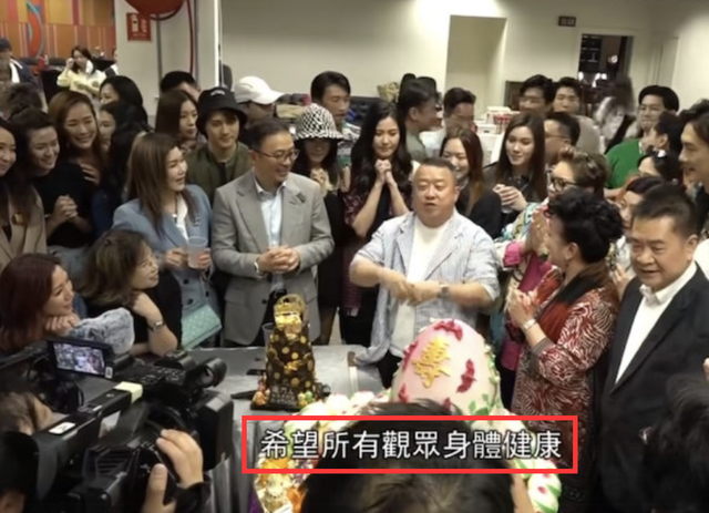 曾志伟庆70岁生日，被多位美女轮流亲吻，一脸笑容不躲闪