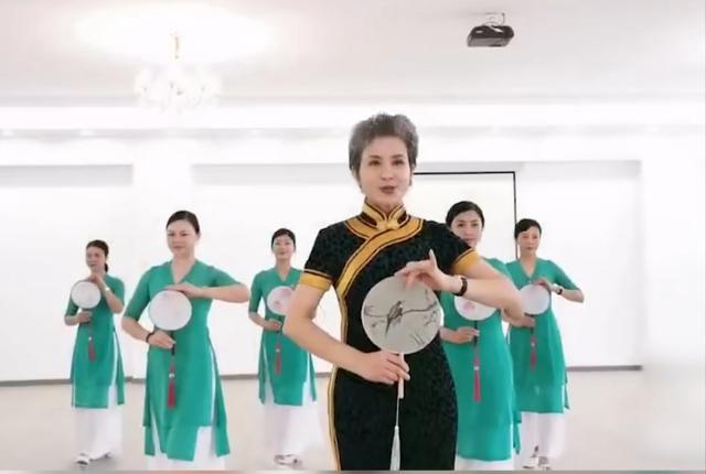 63岁的世界旗袍冠军奶奶曹美丽,真的是中国奶奶的骄傲