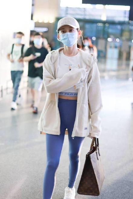 郑恺娇妻苗苗高调走机场，健美裤秀纤细小鸟腿，产后小肚腩消失