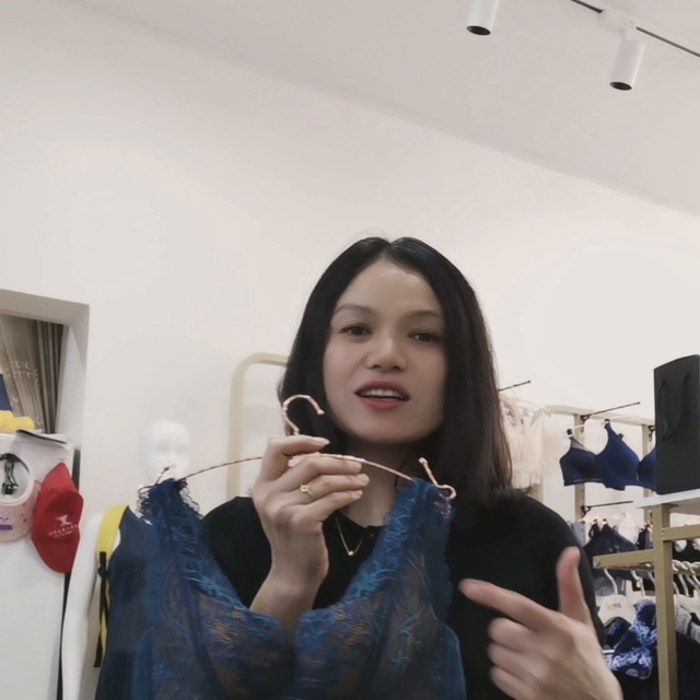 大胸美女小姐姐们看过来！ 一件内衣可以带给你走路带风的...