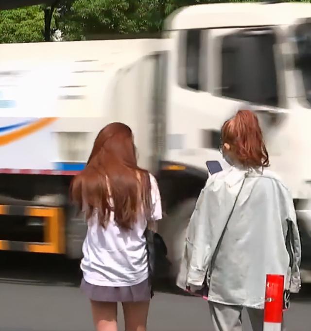 2021年美女乘车做不雅动作，被司机狂甩巴掌：打一巴掌给你500块