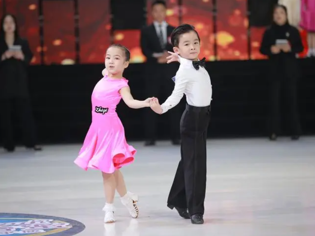 女孩跳舞视频走红，穿着性感动作大胆，网友：小学生扮熟女擦边？