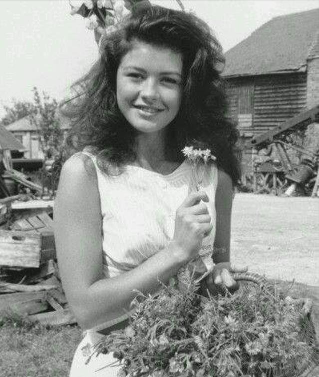 泽塔·琼斯：和花心老公相守22年，儿子遗传她的高颜值