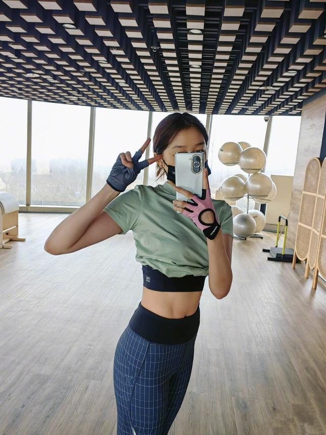 春天到!20位女明星秀好身材,水蛇腰蜜桃臀马甲线,状态集体回春