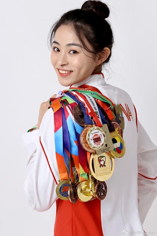 秀马甲线！中国空手道最美女神穿运动内衣出镜，英姿飒爽明艳动人
