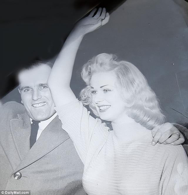 她是红极一时的“英国梦露”，因金发大胸被狂热追捧，却悲惨死去