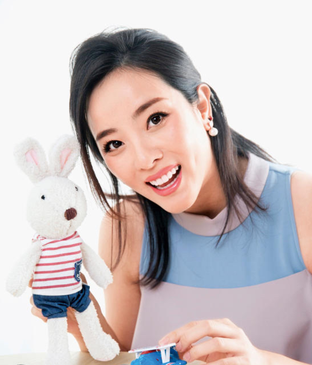李思思：央视历届最年轻的女主持，事业巅峰嫁给初恋三年生二胎