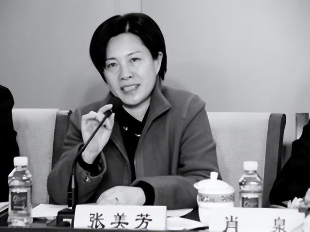 “好色女贪官”张美芳，利用职权贪污5000万，包养15名年轻小伙
