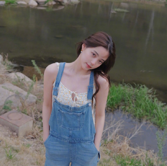 风格大变！欧阳娜娜穿碎花吊带搭配背带裤，却被质疑“没穿内衣”