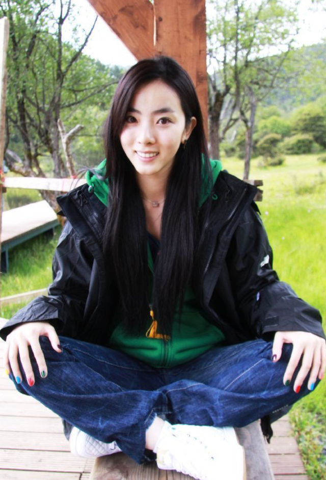李思思：央视历届最年轻的女主持，事业巅峰嫁给初恋三年生二胎