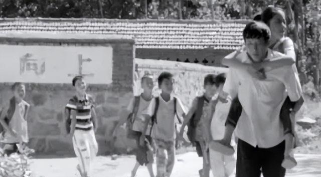 1997年辽宁35岁男子捡到“云朵女婴”，24年过去，她像鲜花一样美