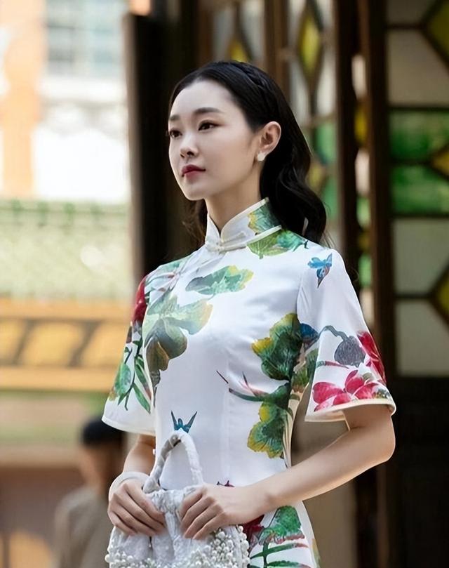 宋轶豁出去了,穿“肚兜裙”参加活动,靳东慌了:手该放在哪里?