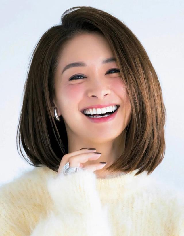 五六十岁女人,留“直发”还是“卷发”?看素人就知道,差别太大