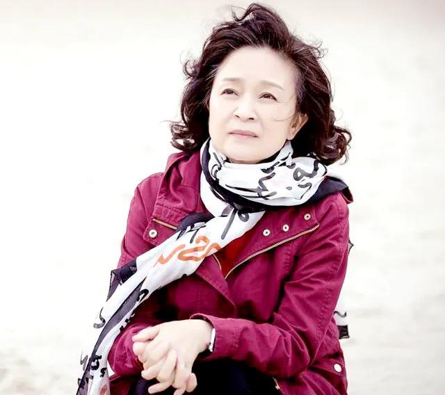 演员刘莉莉：二婚嫁富商，巅峰时回归家庭，如今女儿让她很闹心