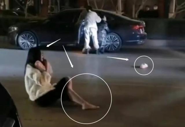 叶婷疑似精神失常：脱裤子，扇耳光，跪下哭喊！她究竟怎么了？