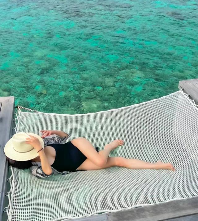 春天到!20位女明星秀好身材,水蛇腰蜜桃臀马甲线,状态集体回春