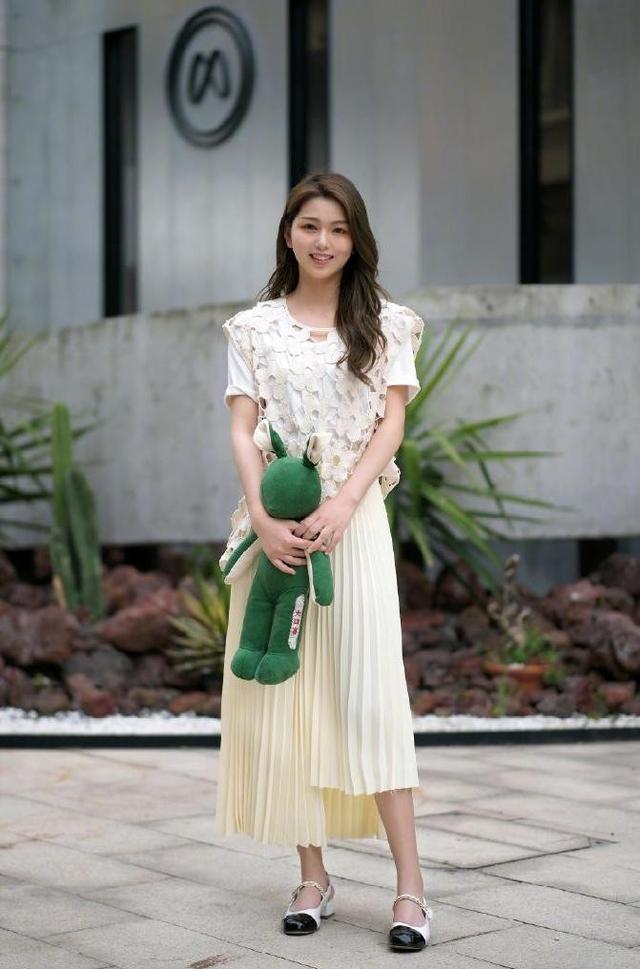 杭州美女好喜欢淑女风,穿的裙子都挺温柔,柔美得像水一样