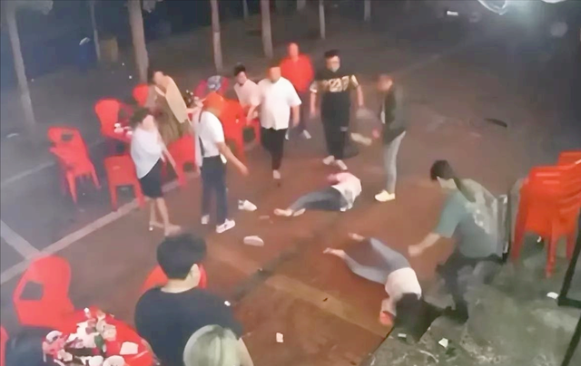 唐山打人案最新通报,被打女子鉴定为轻微伤,凶手定要严打严惩