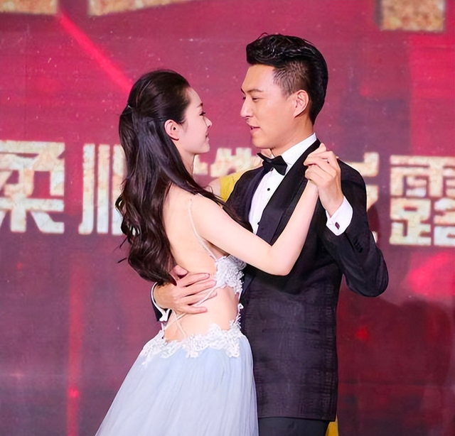 宋轶豁出去了,穿“肚兜裙”参加活动,靳东慌了:手该放在哪里?