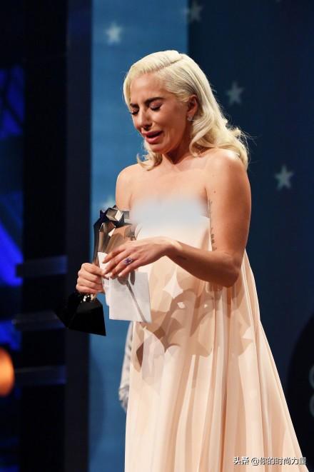 Lady Gaga拿下影后，裹一袭床单就上台，网友：女霸王实至名归