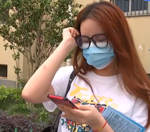 2021年美女乘车做不雅动作，被司机狂甩巴掌：打一巴掌给你500块