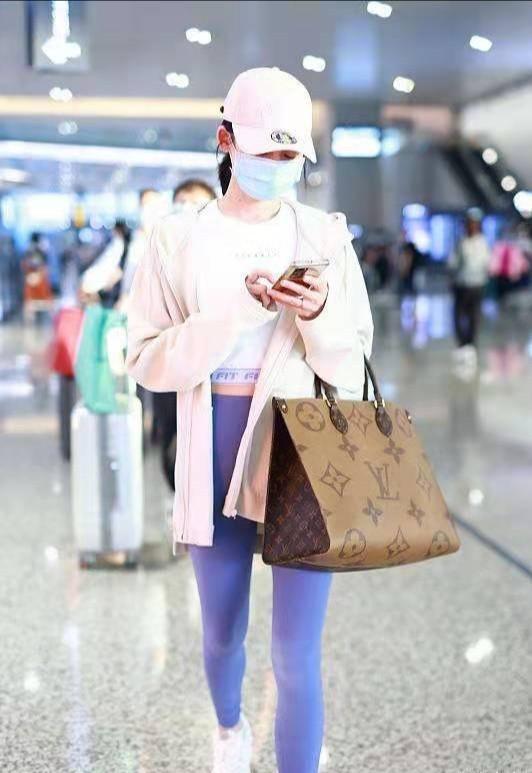 郑恺娇妻苗苗高调走机场，健美裤秀纤细小鸟腿，产后小肚腩消失