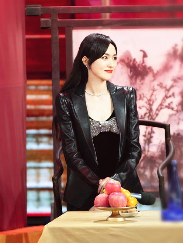 “中戏校花”唐嫣才是人生赢家，穿玫红礼服美如画，一家三口幸福