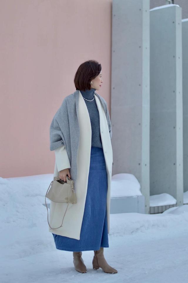 五六十岁的女人，“中粗跟鞋+裙子”，提升穿衣档次又巧妙增高