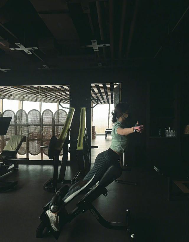 春天到!20位女明星秀好身材,水蛇腰蜜桃臀马甲线,状态集体回春