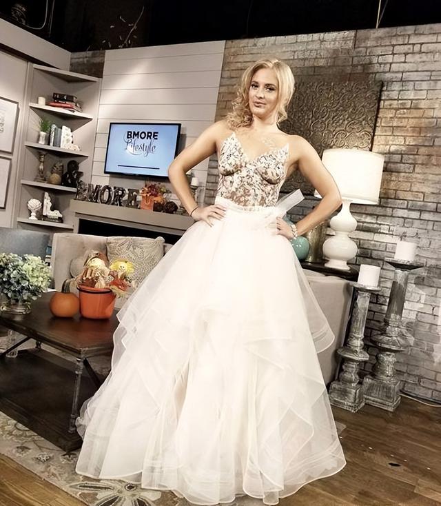 美女们一丝不挂就出门了,竟无人看出这是画的,网友:行为艺术吧