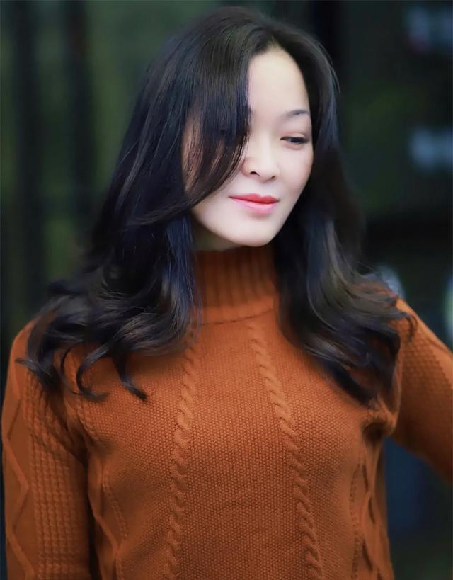 五六十岁女人,留“直发”还是“卷发”?看素人就知道,差别太大