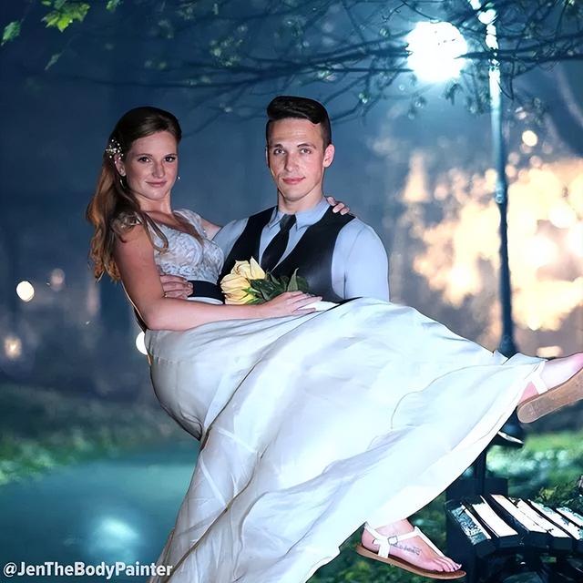 美女们一丝不挂就出门了,竟无人看出这是画的,网友:行为艺术吧