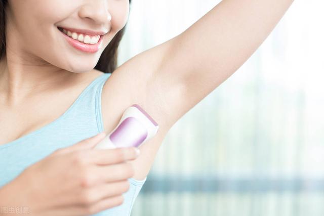 为何有的女人腋下“黑乎乎”，有的却“光秃秃”，看完涨知识了