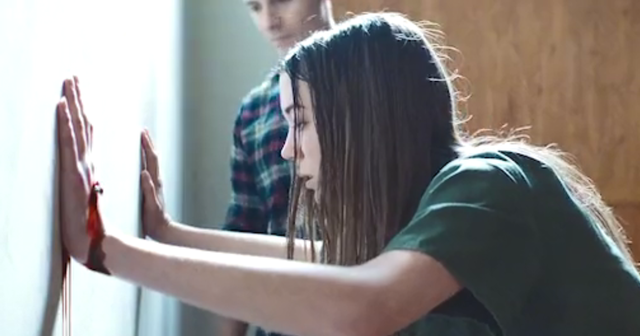 女孩被囚禁在房间,双手钉在墙上,为了活命她只能屈服!惊悚片