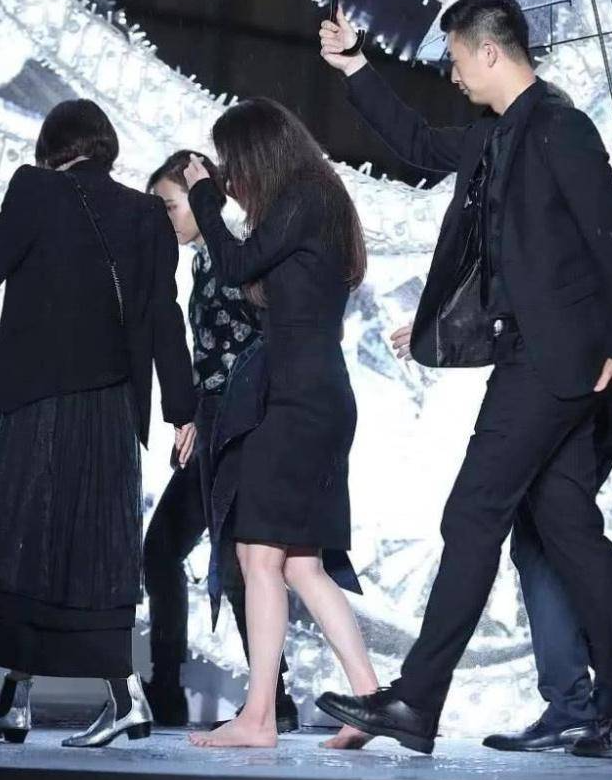 肩带崩断、裙下走光，8位女星走红毯的社死瞬间，画面太尴尬了